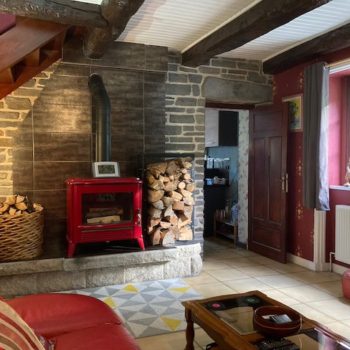 Le salon et la cheminée rouge de Cath et Pete