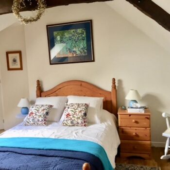 Chambre sous les toits avec lit double