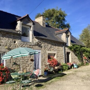 Façade d'une maison bretonne typique en pierres.