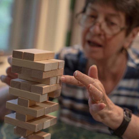 femme qui joue à un jeu de société