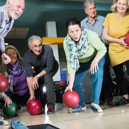 adultes qui jouent au bowling