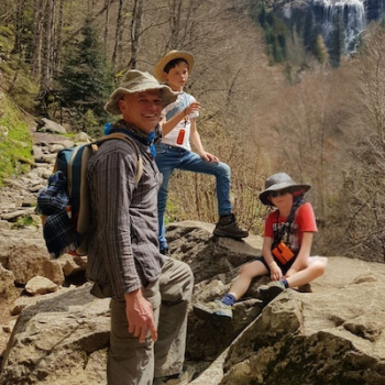 James et ses enfants Felix et Ludovic en randonnée