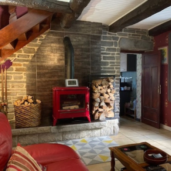 Le salon et la cheminée rouge de Cath et Pete